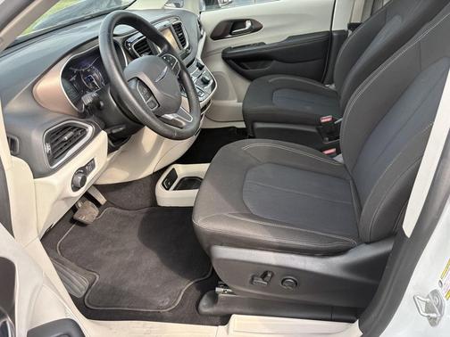 Bright White Clearcoat 2020 Chrysler Voyager LX