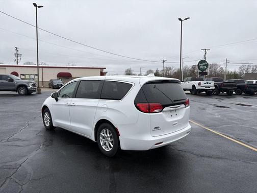 Bright White Clearcoat 2020 Chrysler Voyager LX