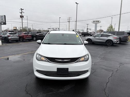 Bright White Clearcoat 2020 Chrysler Voyager LX