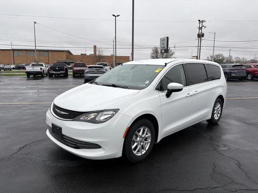Bright White Clearcoat 2020 Chrysler Voyager LX