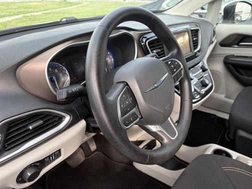 Bright White Clearcoat 2020 Chrysler Voyager LX