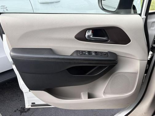 Bright White Clearcoat 2020 Chrysler Voyager LX