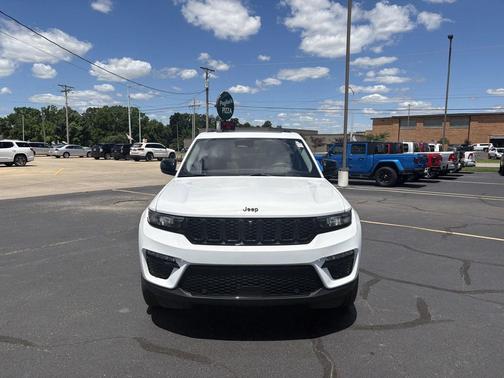 Bright White Clearcoat 2023 Jeep Grand Cherokee Limited