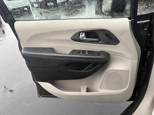 Granite Crystal Metallic Clearcoat 2023 Chrysler Pacifica Touring L
