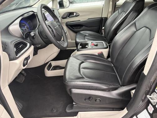 Granite Crystal Metallic Clearcoat 2023 Chrysler Pacifica Touring L