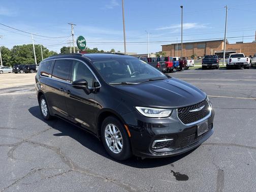 Brilliant Black Crystal Pearlcoat 2022 Chrysler Pacifica Touring L