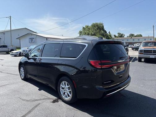 Brilliant Black Crystal Pearlcoat 2022 Chrysler Pacifica Touring L
