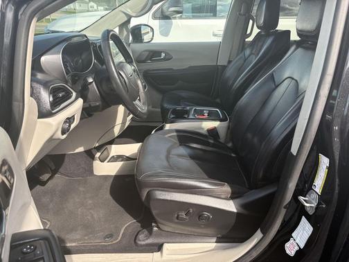 Brilliant Black Crystal Pearlcoat 2022 Chrysler Pacifica Touring L