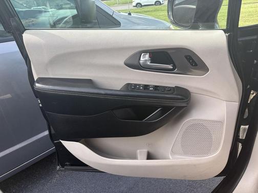 Brilliant Black Crystal Pearlcoat 2022 Chrysler Pacifica Touring L