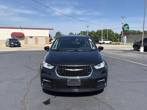 Brilliant Black Crystal Pearlcoat 2022 Chrysler Pacifica Touring L