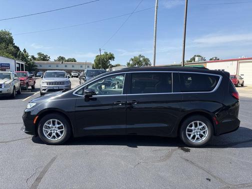 Brilliant Black Crystal Pearlcoat 2022 Chrysler Pacifica Touring L