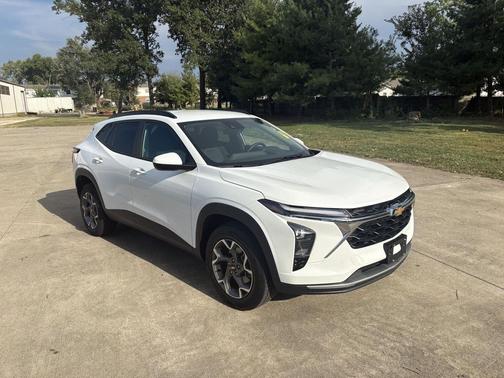 Summit White 2025 Chevrolet Trax LT