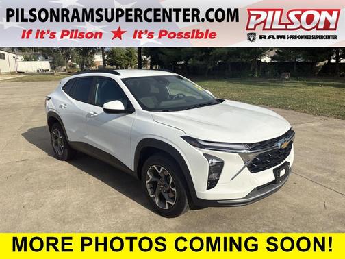 Summit White 2025 Chevrolet Trax LT