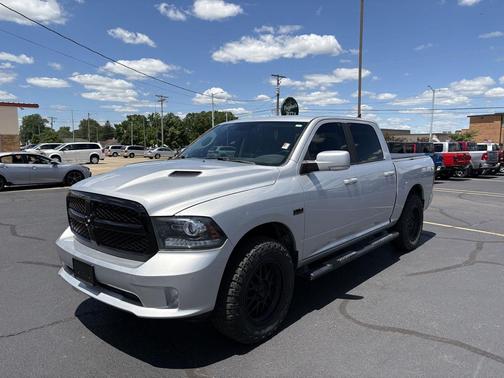 Bright Silver Metallic Clearcoat 2018 RAM 1500 Night Crew Cab 4x4 5'7' Box