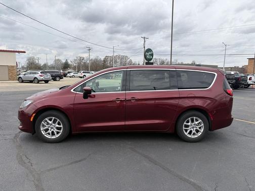 Velvet Red Pearlcoat 2023 Chrysler Voyager LX