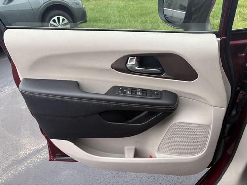 Velvet Red Pearlcoat 2023 Chrysler Voyager LX