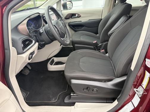 Velvet Red Pearlcoat 2023 Chrysler Voyager LX