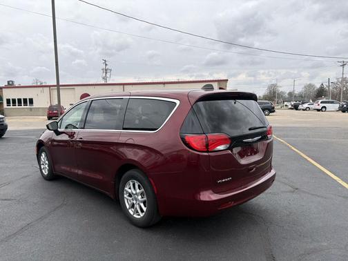 Velvet Red Pearlcoat 2023 Chrysler Voyager LX
