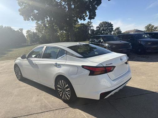 Glacier White 2025 Nissan Altima SV FWD