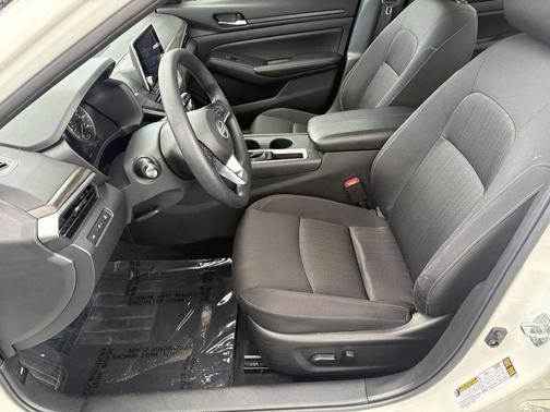 Glacier White 2025 Nissan Altima SV FWD