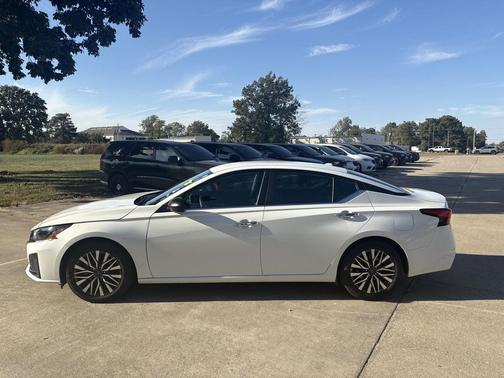 Glacier White 2025 Nissan Altima SV FWD