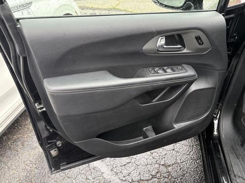 Diamond Black Crystal Pearlcoat 2025 Chrysler Pacifica L