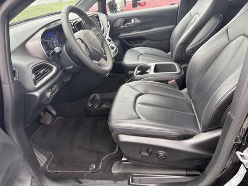 Diamond Black Crystal Pearlcoat 2025 Chrysler Pacifica L