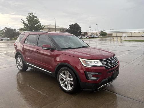 White Platinum Metallic Tri-Coat 2017 Ford Explorer XLT