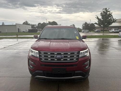 White Platinum Metallic Tri-Coat 2017 Ford Explorer XLT