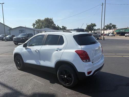 Summit White 2017 Chevrolet Trax LT
