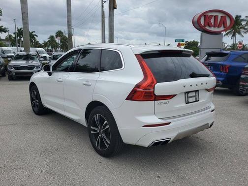 Crystal White 2018 Volvo XC60 T5 Momentum