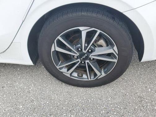 Snow White Pearl 2024 Kia Forte LXS