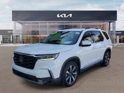 White 2023 Honda Pilot Elite