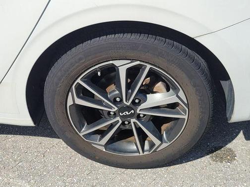 Snow White Pearl 2023 Kia Forte LXS