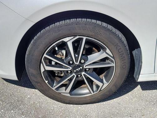 Snow White Pearl 2023 Kia Forte LXS
