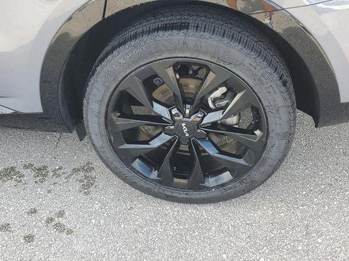 Silver 2023 Kia Sorento SX