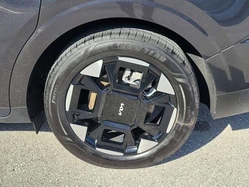 Metal 2025 Kia Carnival EX