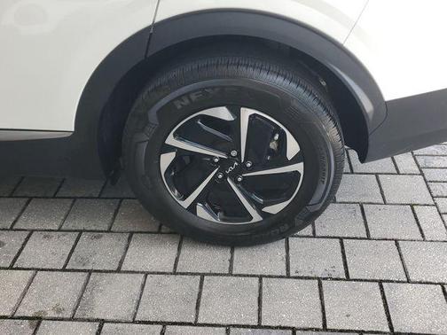 Snow White Pearl 2023 Kia Sportage Hybrid LX