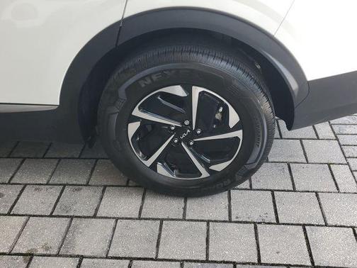 Snow White Pearl 2023 Kia Sportage Hybrid LX