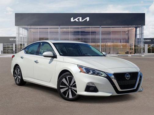 White 2021 Nissan Altima 2.5 SL