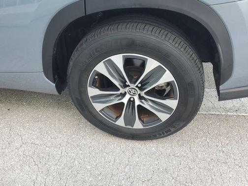 Moon Dust 2024 Toyota Highlander XLE