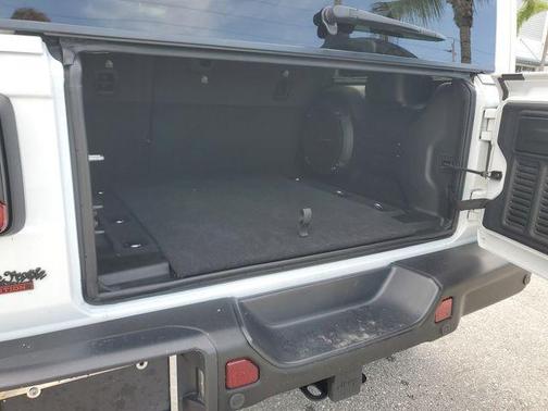 Bright White Clearcoat 2024 Jeep Wrangler Rubicon