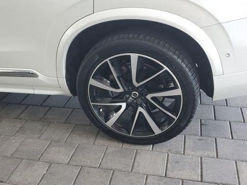Crystal White 2023 Volvo XC90 B6 Plus 7-Seater
