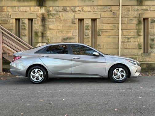 Gray 2021 Hyundai ELANTRA SE