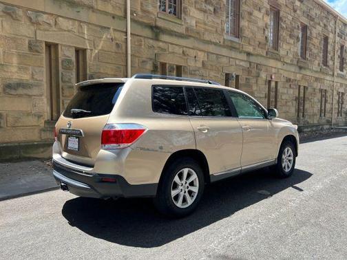 2011 Toyota Highlander SE