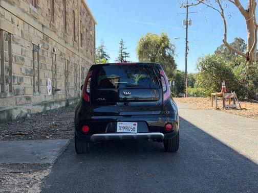 Black 2018 Kia Soul +