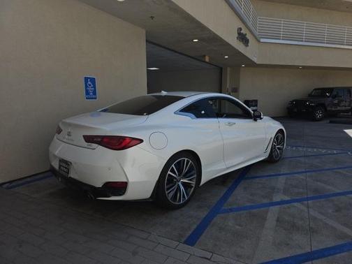 2022 INFINITI Q60 LUXE