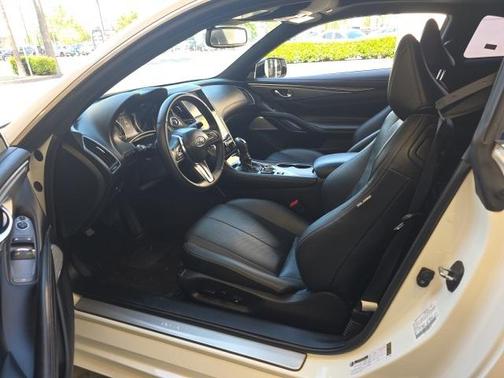 2022 INFINITI Q60 LUXE