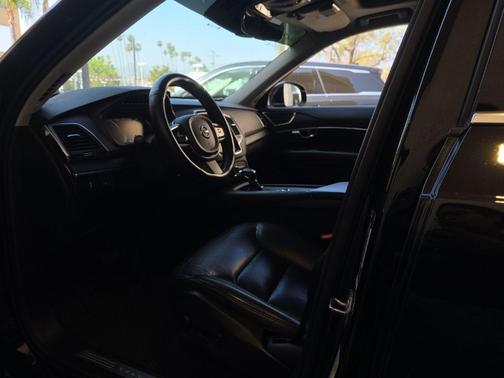 Onyx Black Metallic 2020 Volvo XC90 T6 Momentum 7 Passenger