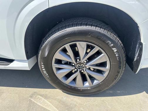 Radiant White 2026 INFINITI QX80 PURE